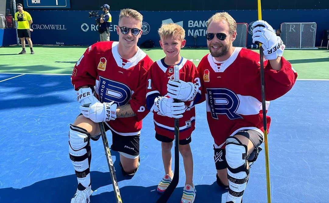 ビクトリア・アザレンカさんのインスタグラム写真 - (ビクトリア・アザレンカInstagram)「Montreal without hockey is non existent for us 😂 🥅 🏒  @obnmontreal  So fun to meet all the players  And Leo’s top shelf goal #proudmom」8月8日 10時38分 - vichka35