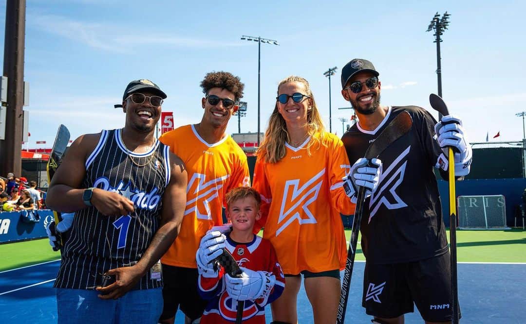 ビクトリア・アザレンカのインスタグラム：「Montreal without hockey is non existent for us 😂 🥅 🏒  @obnmontreal  So fun to meet all the players  And Leo’s top shelf goal #proudmom」