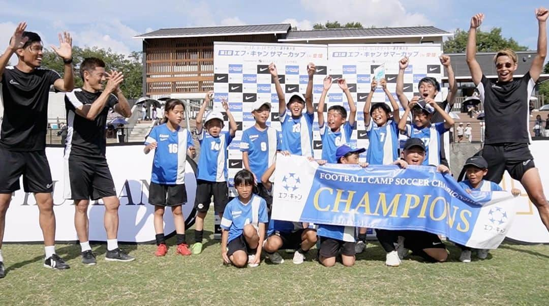 梅谷堅人のインスタグラム：「@c5_football_camp   先日愛媛で行われたエフ・キャン サマーカップ⚽️  みんなめっちゃ上手かったんで、将来プロなってサイン付きのユニフォーム持ってきてください！！  動画にもするから待ってて！」