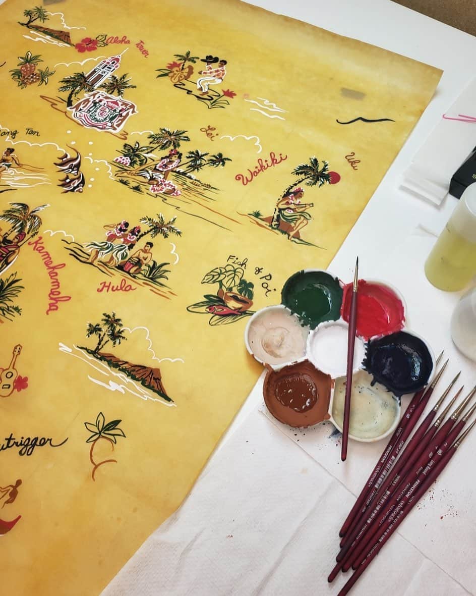 レインスプーナーのインスタグラム：「Taking our inspiration from the classic silky prints of the 1930s and ‘40s that depict scenes of old Hawai'i, Hawai'i 1959 recalls the days of old in style and color, always expressing the spirit of Aloha. Available in two great colors in styles for the whole Ohana. In-store and online now.」