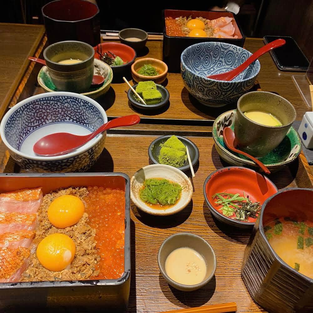 ホテルウィングインターナショナルプレミアム東京四谷のインスタグラム：「皆様こんにちは！  本日は銀座の贅沢ランチをご紹介します🙌🏻  こちら、地きんめ鯛専門店　はなたれさんの 大人気メニュー「地きんめいくら飯し」3300円です✨  ご飯の上にきんめ鯛、そぼろ、いくら、そして卵黄がのった  とっても贅沢な逸品です😊  最後にはお出汁をかけてお茶漬けにして食べることもできます。  SNSやテレビでも度々話題になっており、  大人気のお店です。  お酒のも豊富なので新鮮なお魚をおつまみに一杯楽しむのもおすすめです💁🏻‍♀️  【ホテルからのアクセス】 丸の内線: 四谷三丁目→銀座　C2番出口徒歩1分 東急プラザ銀座11F  ＊・＊・＊・＊・＊・＊・＊・＊・＊  #hotelwing であなたの滞在の様子を ぜひシェアしてください！ Please share your stay at hotelwing!  ＊・＊・＊・＊・＊・＊・＊・＊・＊  #ホテルウィング東京四谷　 #ホテルウィング四谷　#ホテルウィング #hotelwing #hotelwingyotsuya  #ホテルステイ　#東京ホテル　#四谷　#四谷三丁目 #銀座ランチ」