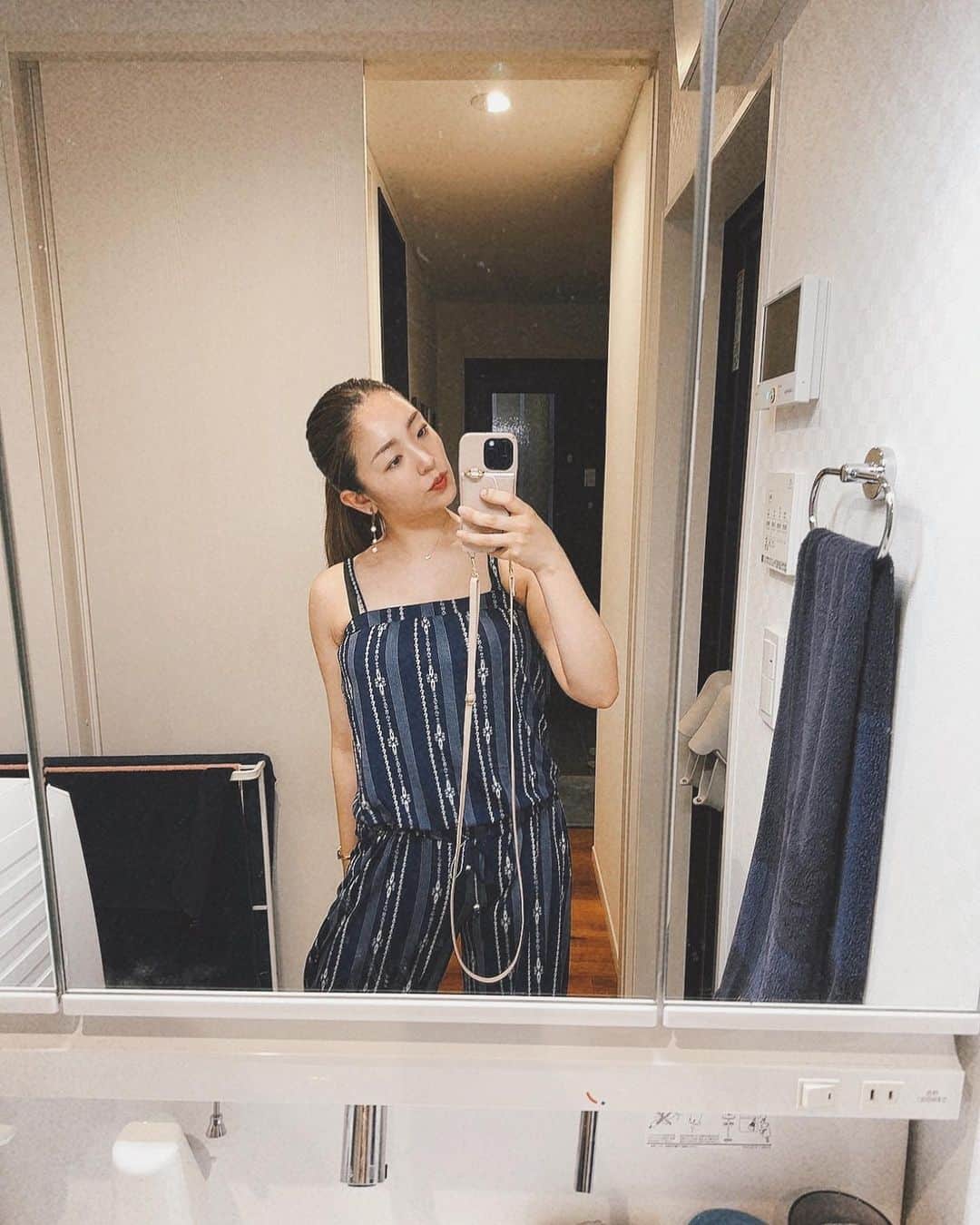 川崎美海のインスタグラム：「ママになったからってなるべく 何か諦めるとかしたくないし、 いつまでも好きな自分でいたい。 娘にママ綺麗って言って貰えるような ママになれる様にがんばろ🫶  結婚式まであと4ヶ月🫢🫣 とりあえず鎖骨さん戻って来て〜笑  一緒にいて美意識高まる人達と言ったらこの2人❤︎ @okiss_  @lyuha_star  だいぶ前の写真だけどっ るうの誕生日と結婚お祝いした時の🎂💍  中学生の時から知ってて 前の事務所一緒で、地元も一緒でまさかのミス鬼怒川でも一緒だったるうもついに人妻仲間🫶 改めて本当におめでとう💐  ゆっこは小中高、ミスインターナショナルで一緒。 2人とは本当縁があるというか。  ゆっこは最近また更に美が爆上がり💗 私も頑張ろっ💪  2人ともいつもありがと❤︎  #結婚式準備 #花嫁美容 #結婚式美容 #美意識  #美容」