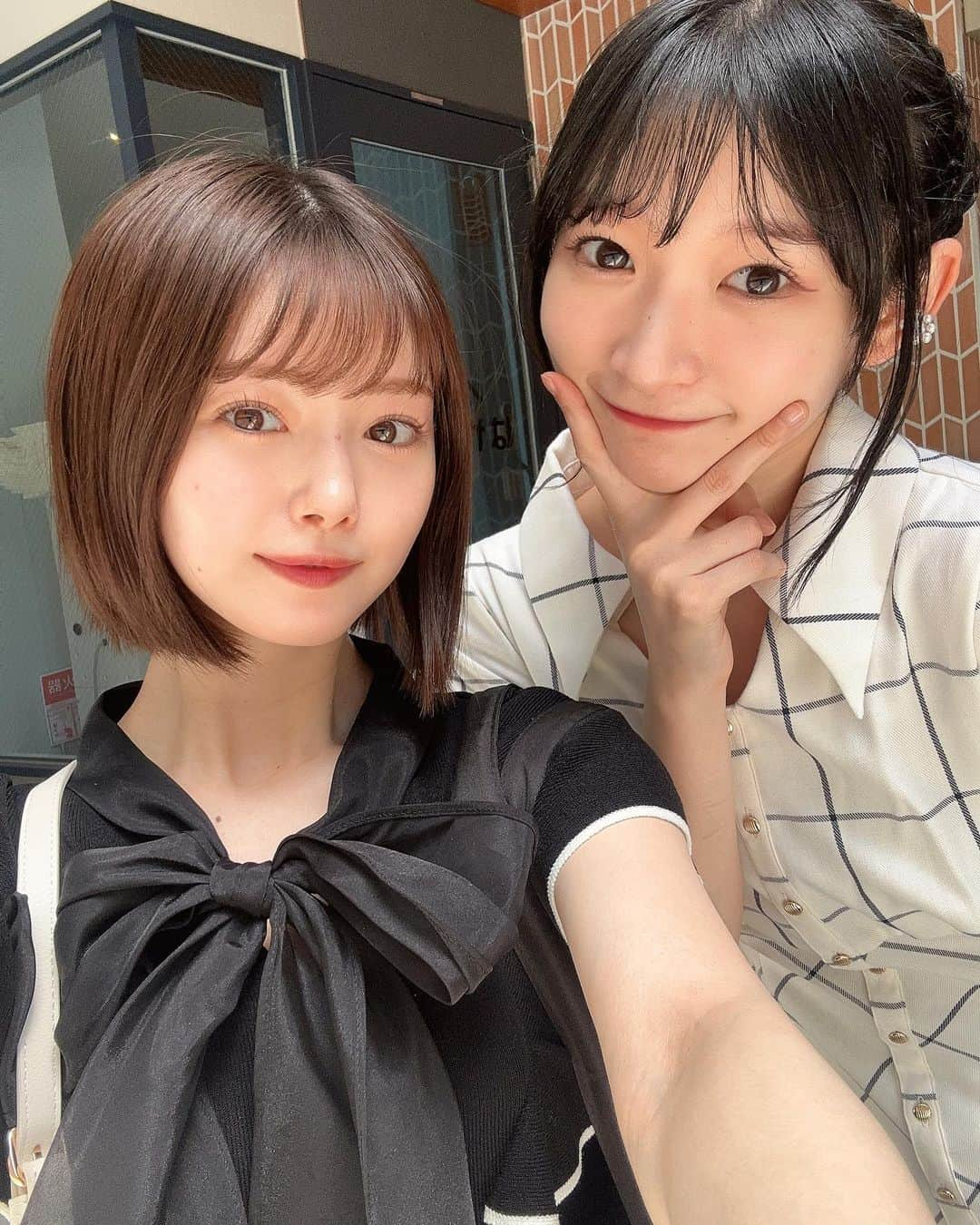 市川美織のインスタグラム：「昨日は宮本佳林ちゃんとラーメン食べてきたよっ🍜🤍  先日のアイドルスクエアさんのライブの時に初めてお会いしたんだけど、可愛いくて可愛いくて🥺  話してるとお互いにラーメン好きってことが分かって、今度ラーメン食べ行きましょっ！という約束が早くも叶いました😋  今回はオマール海老のラーメン🦐 まるでクリームパスタを食べているかのような濃厚なスープと、モチモチ麺がたまらなく美味しかった‼︎  2人のラーメン旅はまだまだ続く…  #ラーメン　#オマール海老 #海老ラーメン #下北沢　#シモキタ」