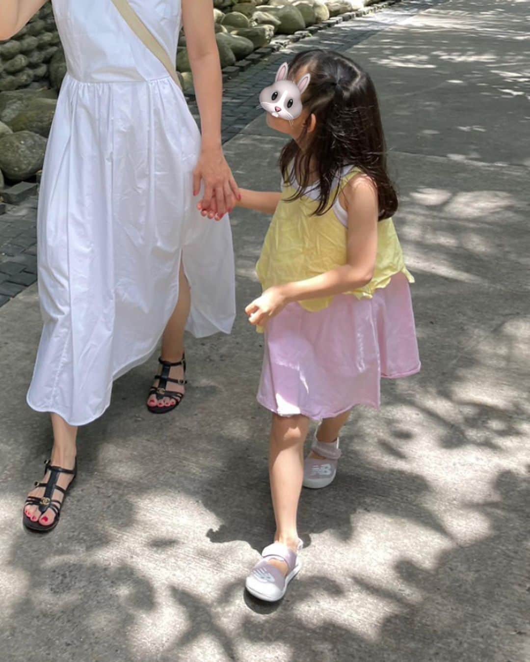 犬山紙子さんのインスタグラム写真 - (犬山紙子Instagram)「小さい人も旅先でたくさんおしゃれを楽しみました🎀 ドットと朱色のワンピ 黒のワンピ アイスクリームワンピ  #6歳　#リゾートコーデ」8月8日 10時53分 - inuyamakamiko