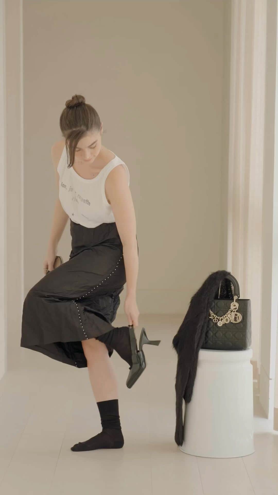 アン・カーティスのインスタグラム：「A delicate morning with @dior ✨ #LadyDior」