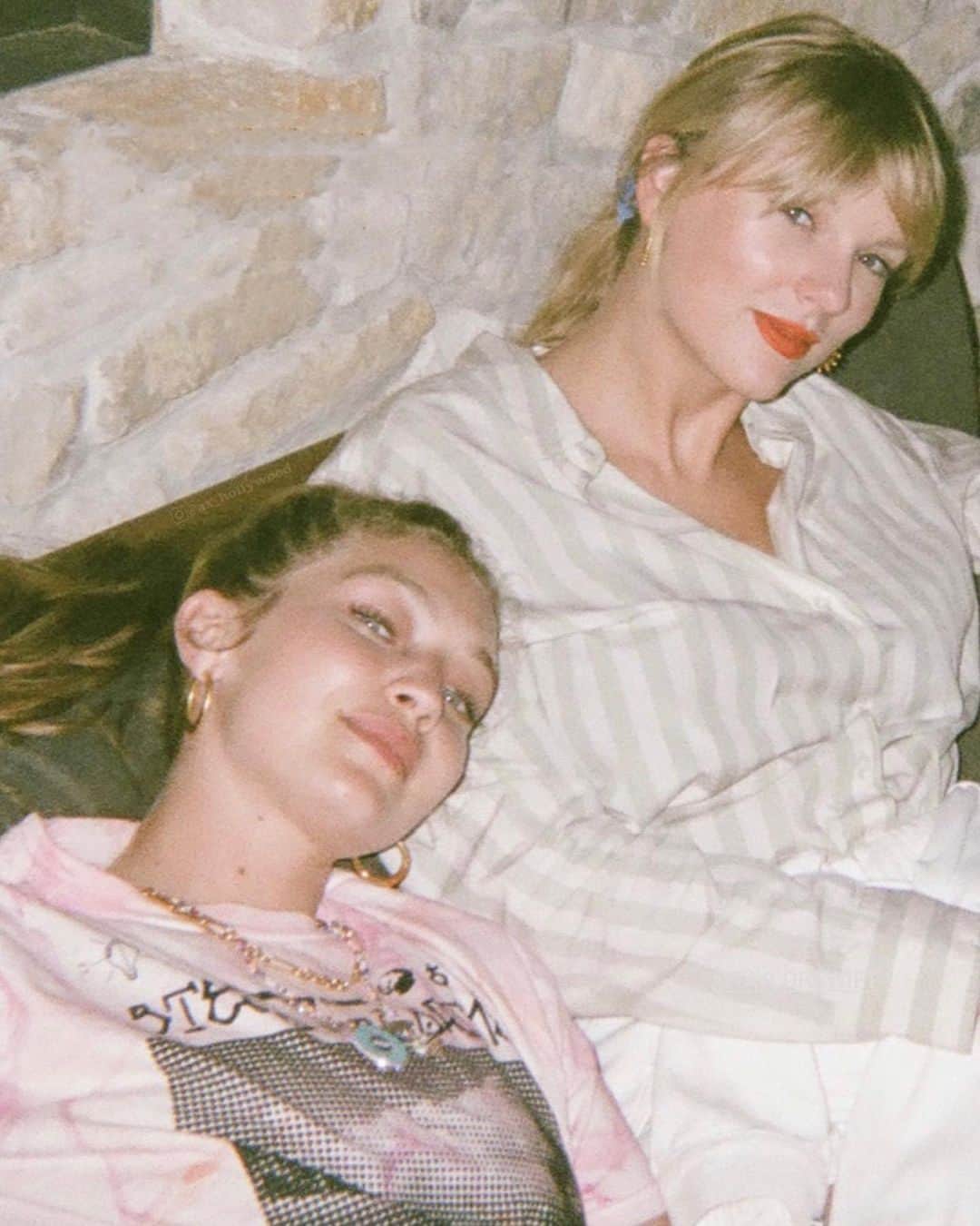 Nylon Magazineのインスタグラム：「Friends support other friends' direct-to-consumer cashmere businesses. ❤️ #TaylorSwift just stepped out in #GigiHadid's Guest in Residence — and luckily for Swifties looking to recreate the look, the bodysuit is currently on sale. Link in bio. [RG: gigihadid]」