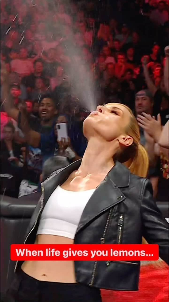レベッカ・ノックスのインスタグラム：「@beckylynchwwe with a toast to @qosbaszler tonight! 🍋😉 #WWERaw」