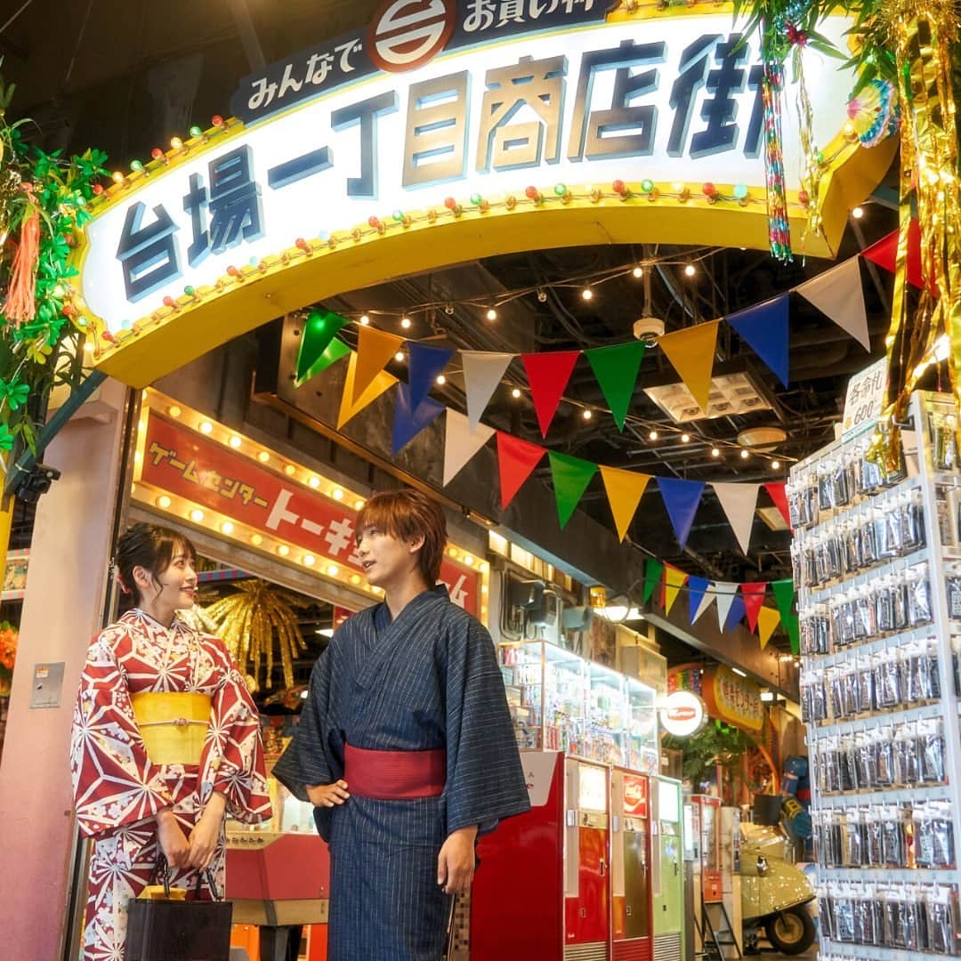 Hilton Tokyo Odaiba ヒルトン東京お台場さんのインスタグラム写真 - (Hilton Tokyo Odaiba ヒルトン東京お台場Instagram)「浴衣姿が映える、レトロな下町風情 👘  『台場一丁目商店街』は、「デックス東京ビーチ」シーサイドモール4階にある人気観光スポット。50年前の日本の下町の商店街を再現したストリートに、童心をくすぐるショップやゲーム機が立ち並びます🤖  夏の思い出に、ヒルトン東京お台場の浴衣体験プランでお台場散策はいかがですか？   ▶︎「浴衣でぶらりODAIBA」の詳細は、@hilton_tokyo_odaiba のプロフィール欄よりご確認いただけます。  Step into the charm of retro downtown vibes where Yukata shine bright 👘 'Daiba Ichome Shopping Street' is a popular tourist spot located on the 4th floor of 'Decks Tokyo Beach' Seaside Mall. This street beautifully replicates a Japanese downtown market from 50 years ago, with delightful shops and nostalgic game machines lining up, perfect to ignite your inner child 🤖   Looking to make summer memories? How about exploring Odaiba with Hilton Tokyo Odaiba's Yukata experience plan?  #ヒルトン東京お台場 #hiltontokyoodaiba」8月8日 11時01分 - hilton_tokyo_odaiba