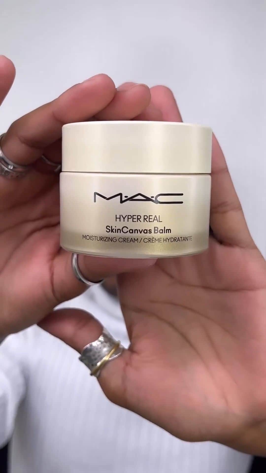 メイクアップアートコスメティックスのインスタグラム：「How do you dew ✨?! That next-to-nothing, good-for-skin glow is easy to achieve in three simple steps with summer essentials for skin, face and lips including:   ✨Hyper Real SkinCanvas Balm™ ✨Strobe Dewy Skin Tint  ✨Squirt Plumping Gloss Stick in Clear  Makeup Artist: @ivankgadi  #MACHyperReal #MACStrobeDewySkinTint #MACSquirt」