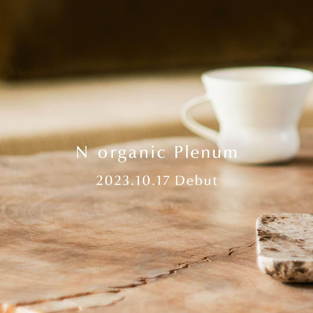 N organic (エヌオーガニック) のインスタグラム：「＼本日情報解禁✨ 10.17 New Release／ 大変お待たせいたしました。N organic 史上最高峰(*1)シリーズ「N organic Plenum（プレナム）」本日情報解禁🌿 ・ ・ この度新登場したN organic 最高峰(*1)シリーズ「 N organic Plenum」は、植物の力とサイエンスの力で、大人の5大悩み【乾燥・くすみ(*2)・シミ予防(*3)(*4)・シワ改善(*4)・弾力】に全方位アプローチ。 プレミアムなエイジングケア(*5)を3つのステップに全て詰め込みました。ケアは限りなくシンプルに、手応えは深く全方位に。 大人の女性に余裕と豊かさを届けます。  さらに本シリーズのミューズには女優・⻑谷川京子さんが就任、8月8日より地上波にて新TVCMの放送も開始いたします🪷  シリーズ共通の香りは、アロマ調香デザイナー齋藤智子さん監修。 天然精油をそのまま閉じ込めたシトラスとフローラルの香りが、内なる美を呼び覚まし前向きな気持ちへと導きます💐 今までのシリーズの約2倍となる11種の精油を独自ブレンドし、奥行きを出しながら毎日使いたくなる香りに。  ローション、エッセンス、クリームそれぞれの魅力は明日以降ご紹介していきます✨  【商品情報】 ■N organic Plenum スムーストリートメント ローション 100mL / ¥6,600（税込）  ■N organic Plenum リンクルダイレクト エッセンス[医薬部外品] 15g / ¥11,000（税込）  ■N organic Plenum ディープホールド クリーム 47g /¥9,900 （税込）  【発売情報】 ・2023年9月7日（木）〜N organic 公式ページより先行予約販売／ロフト先行発売(*6)  ・2023年9月27日（水） 〜N organic 公式ページより先行発売 ・2023年10月17日（火）～ 本発売  #Norganic #Nオーガニック #NorganicPlenum  #最高峰シリーズ #ハリめぐれ #エイジングケア #スキンケア #ハリ肌  *1 N organic スキンケアシリーズ成分数比較 *2 乾燥による *3 メラニンの生成を抑え、シミ、そばかすを防ぐ *4 医薬部外品リンクルダイレクトエッセンスの効果効能 *5 年齢に応じた潤いを与えるケア *6 一部店舗ではお取り扱いしておりません。」