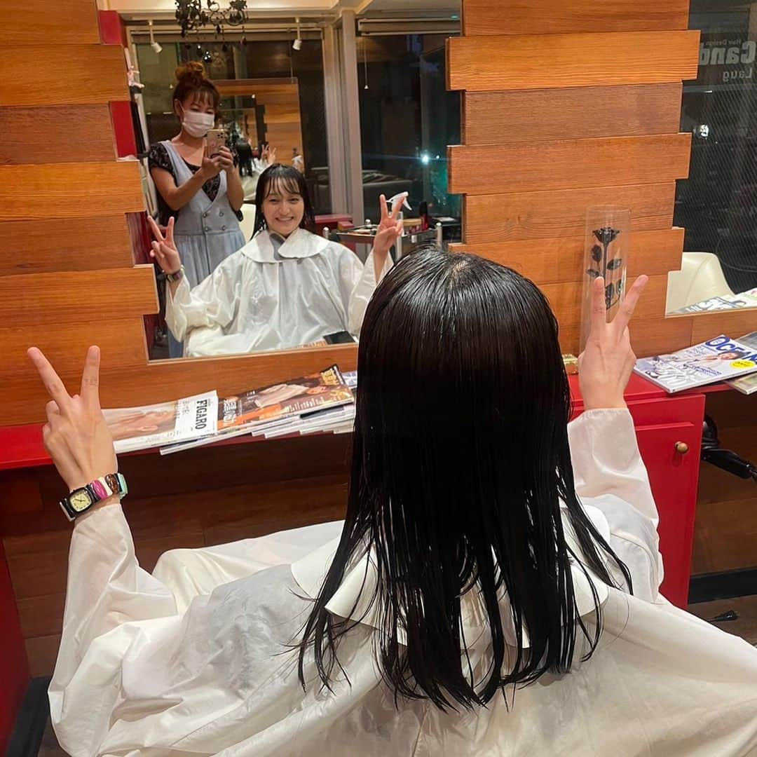 瑞羽奏都（水谷美月）さんのインスタグラム写真 - (瑞羽奏都（水谷美月）Instagram)「断髪✂️  前回、前髪カットに行った時、次に来ていたキヨちゃんのバッサリを見て…切りたくて…切りたくて…ついに断髪しました(笑) とはいえ…8cmくらいですけど😆それでも頭軽くなった〜🎶久しぶりに肩辺りまでの短さになりました！  ここから、また"切りたーい"ってならない時までスクスクと伸ばしていこうかなぁ😅  #美容院 #美容師 @candylaughair  #前髪カット #ミディアムヘア #ミディアムボブ」8月8日 11時03分 - mizuki.m_mizuha