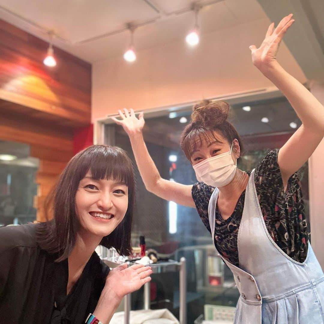 瑞羽奏都（水谷美月）のインスタグラム：「断髪✂️  前回、前髪カットに行った時、次に来ていたキヨちゃんのバッサリを見て…切りたくて…切りたくて…ついに断髪しました(笑) とはいえ…8cmくらいですけど😆それでも頭軽くなった〜🎶久しぶりに肩辺りまでの短さになりました！  ここから、また"切りたーい"ってならない時までスクスクと伸ばしていこうかなぁ😅  #美容院 #美容師 @candylaughair  #前髪カット #ミディアムヘア #ミディアムボブ」
