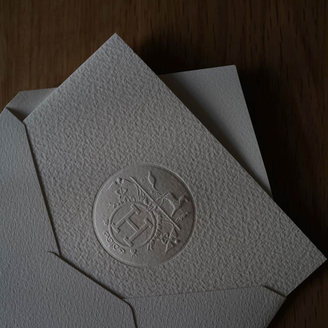 JUNNAのインスタグラム：「@hermes   優しい血色を感じるヘルシーな印象のヌードリップは 私の新定番  ルージュ エルメス サティネ 13 #HERMÈS」