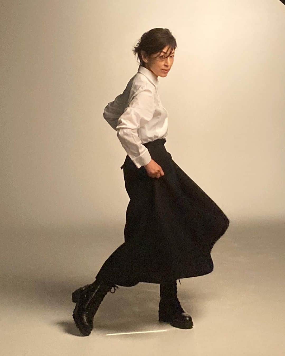 のインスタグラム：「Precious 9 月号 『白シャツを着る5人の女』 前田美波里さん、 板谷由夏さん、 ホラン千秋さん、 中村祥子さん 5人5様の白シャツの着こなし。 わたしはどう見ても体格で負けるので😅飛び跳ねて挑む！  @precious.jp  #白シャツ」
