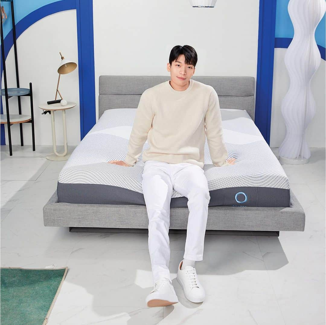 ウィ・ハジュンのインスタグラム：「INTHEBOX Zero collaboration with Wi Ha Jun from @inthebox.id @inthebox.sea & @letspopthebox Representing a Simple Lifestyle, with a Fun & Comfort design Using each type of pocket spring, plus a soft layer of memory foam, supportive foam and base foam with Foam Encasement ✨ Let's check the complete information by clicking the link in bio @inthebox.id 💙 #INTHEBOX #SenyamanKasurINTHEBOX #IntheboxXWiHaJun #ITBXWHJ #INTHEBOXZero」