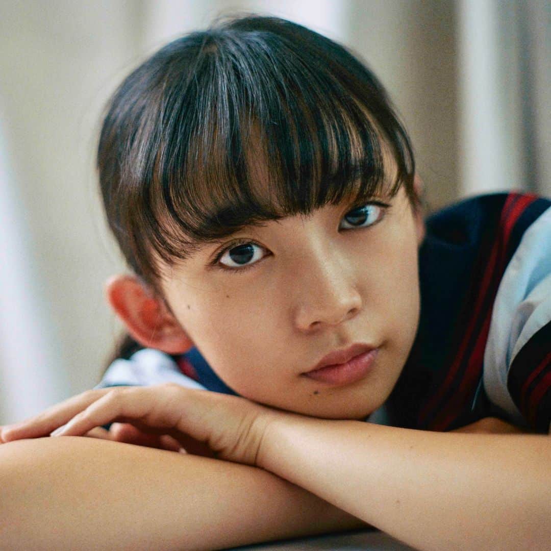 のインスタグラム：「現在放送中のドラマ『#ばらかもん 』に出演中の #近藤華 さんに #バァフアウト! webにてインタヴュー！　主人公の若き書道家・清舟（#杉野遥亮）が東京から移住した五島列島で出会う、現地の女子高生・珠子を好演中。共感の多い役柄だと話す、ちょっとオタクで表情豊かな珠子について、共演者の皆さんやご自身のことなど、色々と伺っています！　透き通って光を反射する瞳が本当に綺麗で、撮影では見入ってしまいました◎。（岡田）  撮影 / 森 康志  @barakamon_drama  #hanakondo #barfout #drama #portrait #photography」