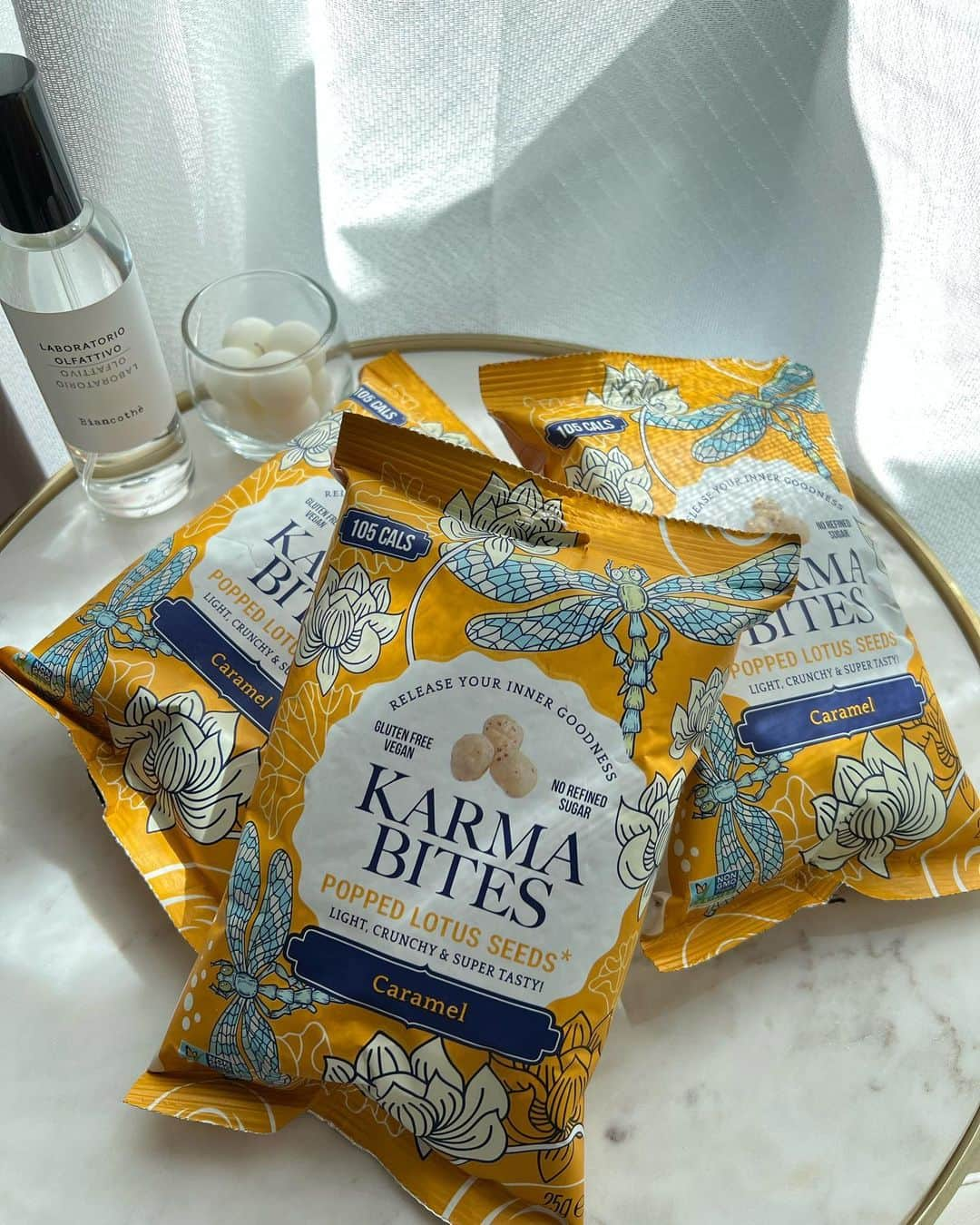 松井由貴美のインスタグラム：「*  大好きなヘルシースナック🍿🧡  KARMA BITES  グルテンフリーで添加物不使用。 蓮の実から作られている ビーガンスナック🌱 .  ポン菓子みたいな食感で ポップコーンよりもヘルシーだから 子供やダイエット中にも 安心のおやつ😋 .  前からファンだったんだけど ついにカルディでも買えるように なったから手軽に手に入るように なって嬉しい😆!! .  私のお気に入りは優しい甘さの キャラメル味🍿🧡 .  他におつまみにもなるフレーバーも あるから大人も子供も一緒に 楽しめるよ🫶 .  身体に優しいヘルシースナックで 罪悪感のないおやつタイムを🤭✨ .  #KARMABITES #カルマバイツ #ポップロータスシード #カルディで買えるよ #🍿」