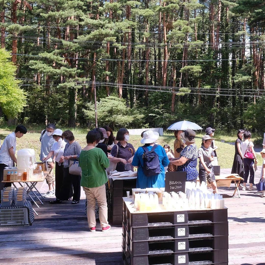のインスタグラム：「8/5(土)の富士河口湖工場オープンファクトリーへのご来場、誠にありがとうございました。販売ブースはにぎやか、工場見学に当選された方はとてもうれしそうでした。初のスタンプラリーも世代を問わず楽しんでいただけたようです。スタッフも心から楽しんだオープンファクトリーになりました。  #松山油脂 #工場見学 #富士河口湖工場 #オープンファクトリー #matsuyama #madeinjapan」