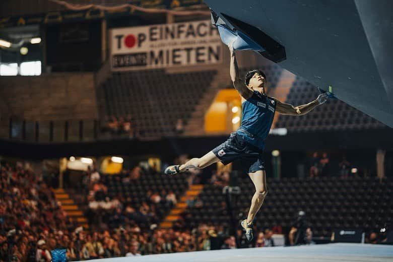 藤井快のインスタグラム：「My world championships are over and I'm back in Japan. I finished sixth in the boulder final. It was very good in terms of coming back from injury, but I didn't reach my goal. My result is frustrating, but I really respect @lesfreresmawemofficiel  Mickael who won the championship. congratulation! ✨  Athletes older than me were active and gave me courage! First of all, I will do my best so that I can represent Japan next year. 📸 Congratulations to all medalist 🥈 @mejdi_schalck and 🥉 @leedo_ss 🎉  ボルダー決勝は6位でフィニッシュ。 決勝まで進めたことは、怪我からの復帰という意味では良かったと思えますが、また0完登。。。 という情けない結果に落ち込みます。 この悔しさ、情けなさを糧にまた次に向かって頑張ります。 今回優勝したミカは33歳で僕より年上。まだまだ諦めなければいけるってことです。  上を向いて頑張ります！  📸 by @lenadrapella   #関電工 @morinagatraininglab @team_manarin @frictionlabs」