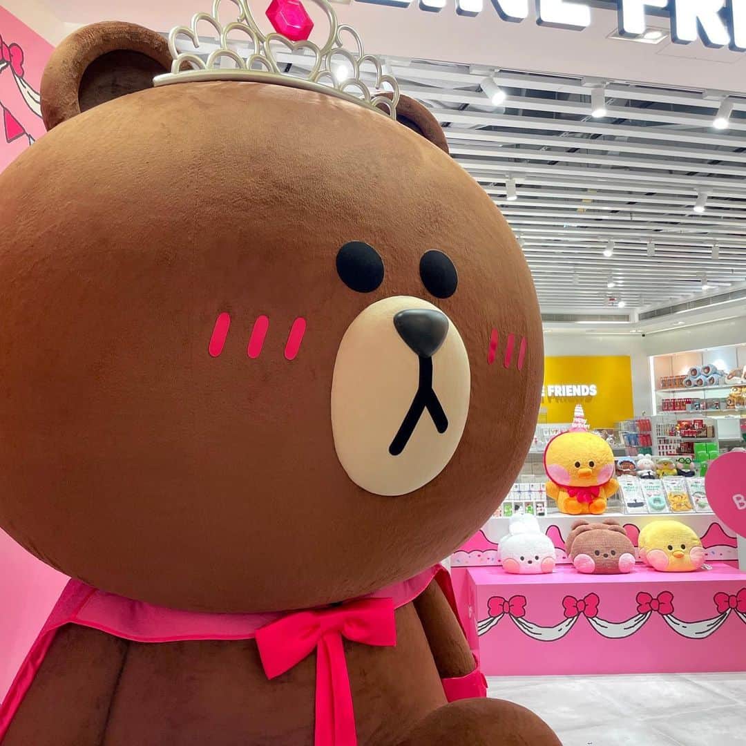 LINE FRIENDSさんのインスタグラム写真 - (LINE FRIENDSInstagram)「🎂 HAPPY BIRTHDAY BROWN 🎉  Do you like what we have prepared? We planned the greatest birthday party for you!  🐻 : (....) 💕💕💕  We're glad that you like it 👑 Let's enjoy BROWN DAY all together! 🐻  ✔️ 20% discount on BROWN products and products including BROWN  (e.g. BROWN & SALLY, LINE FRIENDS products)  📍 LINE FRIENDS COLLECTION 8/8 (TUE) 00:00~23:59 (PDT) *When paying for BROWN products or products including BROWN, 20% off entering "FORBROWN" in Promotion Code  🌎 You can meet Mega BROWN also in Thailand, Taiwan and Hong Kong! Find more details in accounts below💫  @linefriends_taiwan @linefriends_th @linefriends_hkg  #브라운 #미니니 #minini #라인프렌즈 #라인프렌즈월드 #라인프렌즈월드팝업 #명동 #팝업 #BROWN #BROWNDAY2023 #브라운데이 #LINEFRIENDS #LINEFRIENDSWORLD #LINEFRIENDSWORLD_POPUP #myeongdong #popup #welcome」8月8日 12時00分 - linefriends