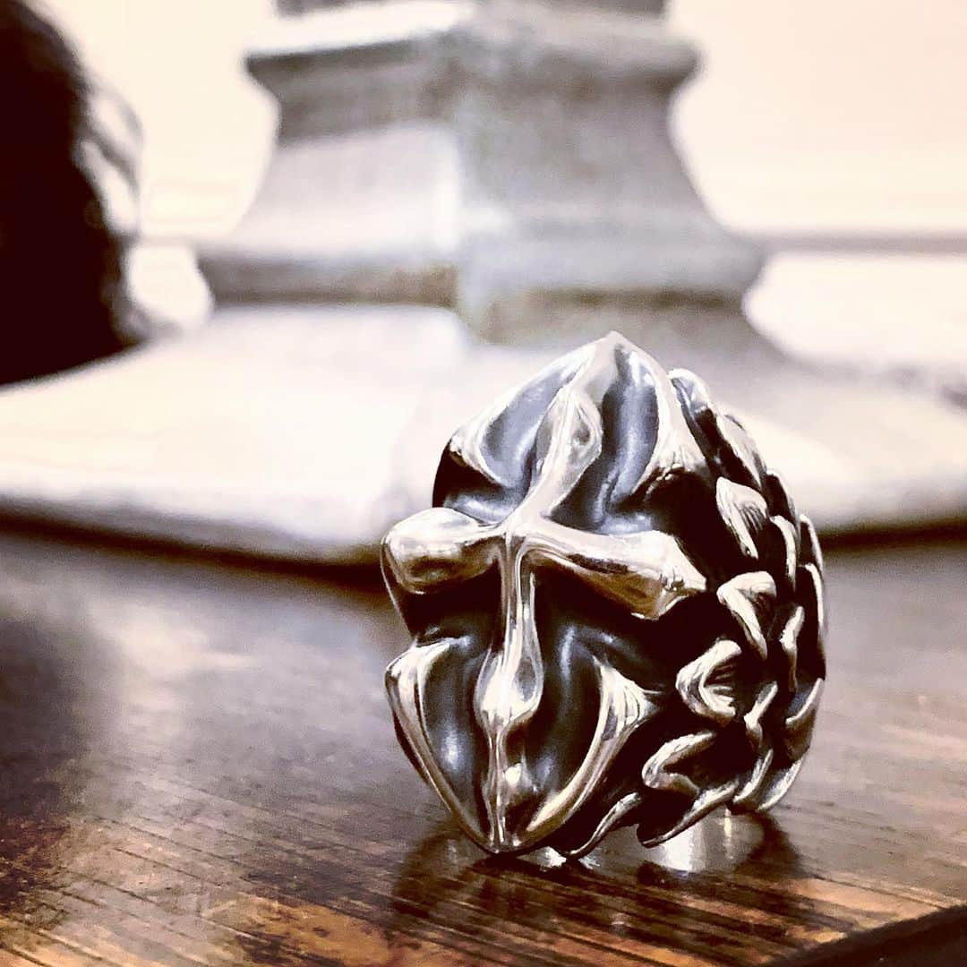 ブラッディマリーのインスタグラム：「Sea of trees   Ring : Obsession ¥60,000+TAX  ・ ・ ・ 【ストーリー】 樹海の奥には誰にも知られない場所がある。  そこには私達が無くしたものや、 長い年月が経ち、記憶が薄れた何かが 存在するのではないだろうか。  かつてはそこには光と闇、  神も悪魔も存在した。  文明が栄え、人が生き、 領地を作り、 戦いを繰り返す。  その中には人の喜びや悲しみ、愛や友情、様々な人間模様が描かれる。  醜いけれど美しい場所。  しかし全てのものはいずれ滅び、 土に返り、また再生する。  今、その土地には草木が生い茂り、 花が咲き、新たな命を宿している。  樹海。  そこには誰も知らない真実と、 今もなお何かが存在し、行き続けている。  ・ 【story】 In the depths of the sea of trees, there is a place that no one knows.  There may be things that we have lost, or things that have faded in memory over the years.  There used to be light and darkness, gods and demons.  Civilization prospered, people lived, created territories, and battled repeatedly. In it, people's joys and sorrows, love and friendship, and various human patterns are drawn.  Ugly but beautiful place.  However, all things eventually perish, return to the soil, and regenerate. Now, the land is lush with vegetation, flowers are blooming, and new life is born.  Sea of trees.  There is a truth that no one knows, and something still exists and continues to go.  ​  ・ 【故事】 在樹海深處，有一個無人知曉的地方。  在那裡，是否存在著我們失去過的東西，抑或是隨著歲月流逝而在記憶中逐漸淡去的某些事物呢？  遙遠的曾經，有著光明與黑暗，神與惡魔。   文明不斷發展，人們生活著並開疆拓土、反覆進行鬥爭。其中描繪了人們的悲歡離合、愛情與友情等各種人性。  是個醜陋但美麗的地方。  然而萬物終會滅亡，回歸塵土，然後重生。 現在，那片大地草木茂盛，鮮花盛放，新的生命隨之誕生。  樹海。  在那裡有著無人知曉的真實，以及仍然未知的事物存在，並永遠持續下去。  ーーーーーーーーーーーーーーーーーーー #bloodymaryjewelry #bloodymary #jewelry #silver #fashion #jewelryporn #jewelrydesign #jewelrygram #accessory #accessories #silverjewelry #ブラッディマリー #シルバーアクセサリー#fashionjewelry  #シルバー #アクセサリー#japanmade#血腥瑪麗#血腥瑪麗珠寶#血腥瑪麗銀飾#銀飾#天然石#飾品#珠寶#日本品牌」