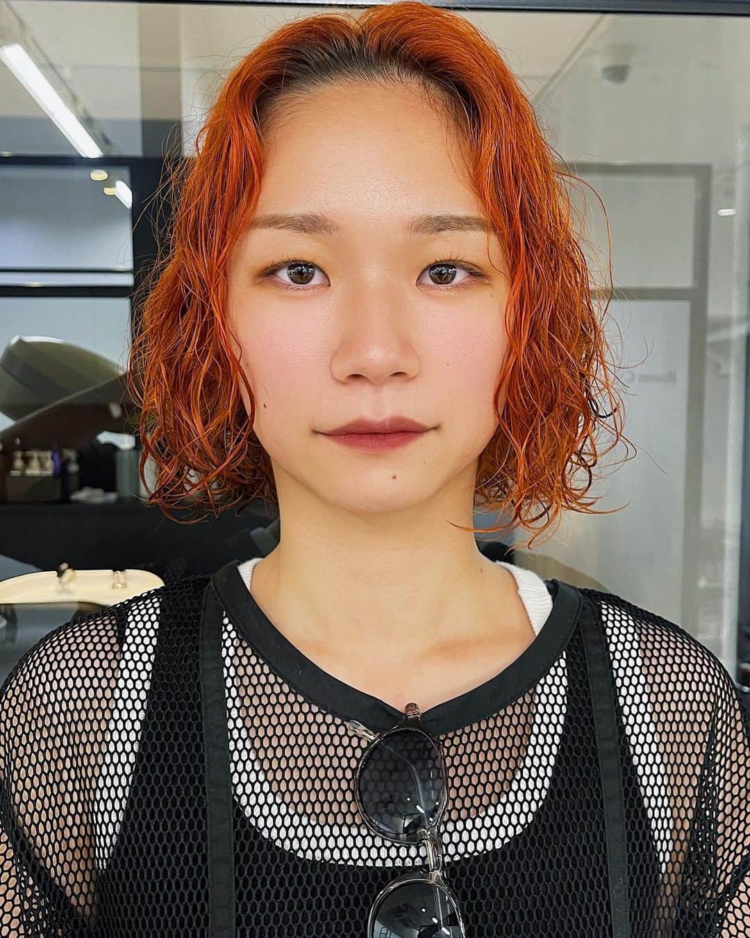 時田健太のインスタグラム：「ブリーチしてからのパーマとオンカラー  ブリーチ履歴は前髪のフェイスフレーミングのみ  ブリーチ履歴なしのパーマはめちゃ綺麗にかかります  #クリームパーマ #ブリーチパーマヘア #ブリーチパーマ原宿 #ブリーチパーマ東京#ボブ#ボブパーマ #パーマボブ #オレンジカラー#オレンジヘアカラー #オレンジヘア」
