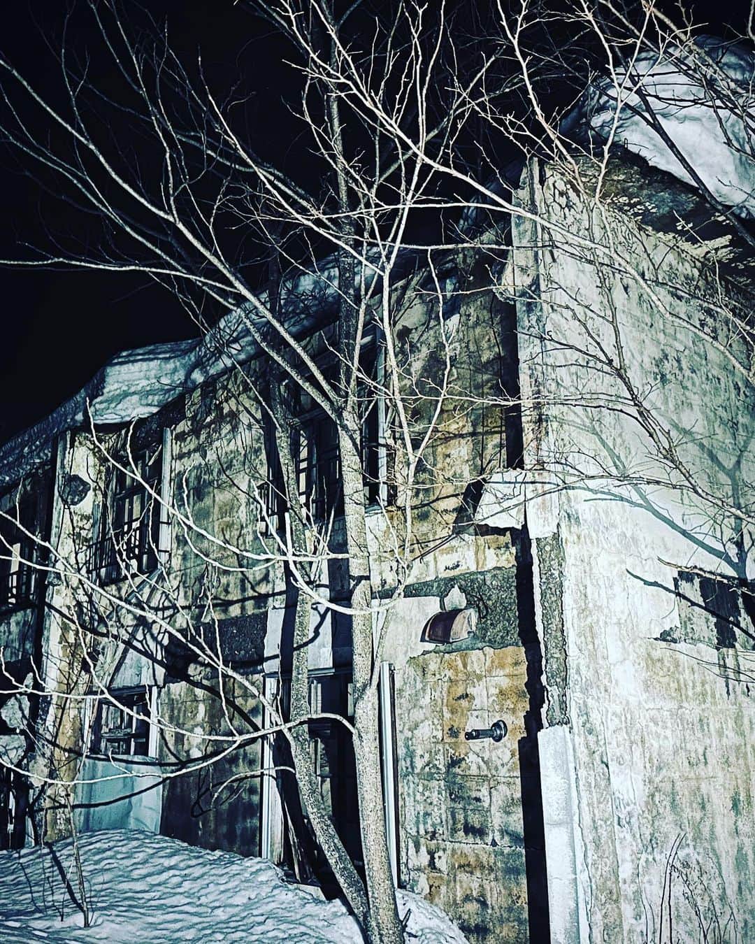 ゾゾゾさんのインスタグラム写真 - (ゾゾゾInstagram)「S荘。独身寮であったとされる廃墟。しかし現在の管理者はその詳細を把握しておらず「もしかして病院だったのでは」とも。心霊の噂や体験談は少なく、謎も多いがその存在感は不気味で地元では有名となっている。#ゾゾゾ #心霊スポット #北海道 #S荘」8月8日 11時22分 - zozozo_photos