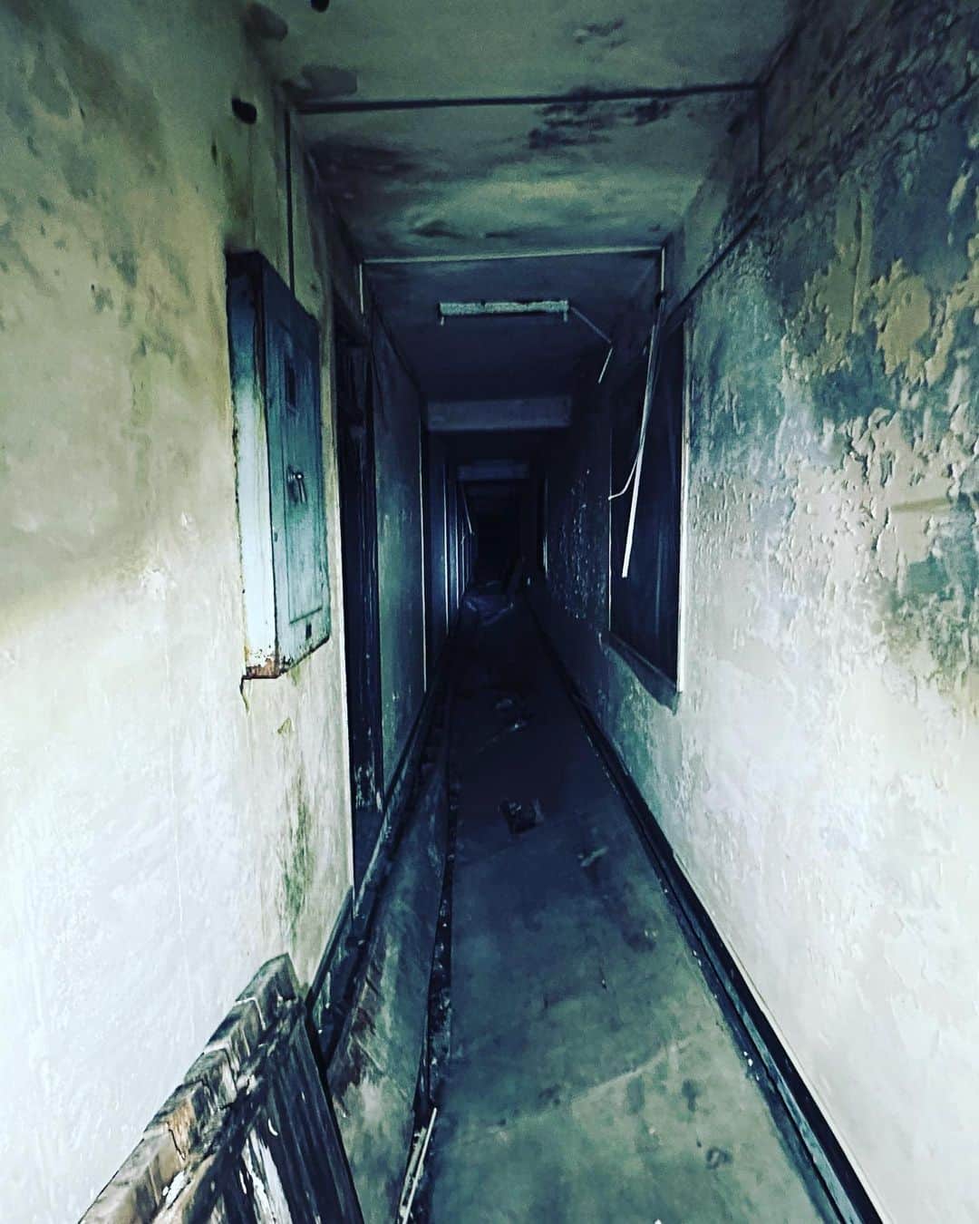 ゾゾゾさんのインスタグラム写真 - (ゾゾゾInstagram)「S荘。独身寮であったとされる廃墟。しかし現在の管理者はその詳細を把握しておらず「もしかして病院だったのでは」とも。心霊の噂や体験談は少なく、謎も多いがその存在感は不気味で地元では有名となっている。#ゾゾゾ #心霊スポット #北海道 #S荘」8月8日 11時22分 - zozozo_photos