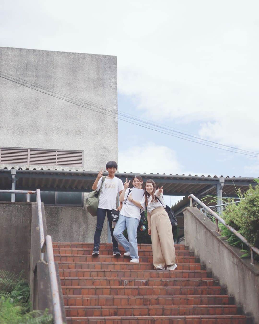 福岡女子短期大学さんのインスタグラム写真 - (福岡女子短期大学Instagram)「💠1/365Days こんにちは😃お昼ですね 昨日キャンパス内で撮影しました📷 弟さんが福女短に遊びに来てくれたそうです✨ 撮影に協力いただいた皆さん ありがとうございました🍀  #福岡女子短期大学 #福女短スナップ #ストリートスナップ #福岡カメラ部 #写真好きな人と繋がりたい #アオハル　#アオハルしよ」8月8日 11時22分 - fukuoka_wjc