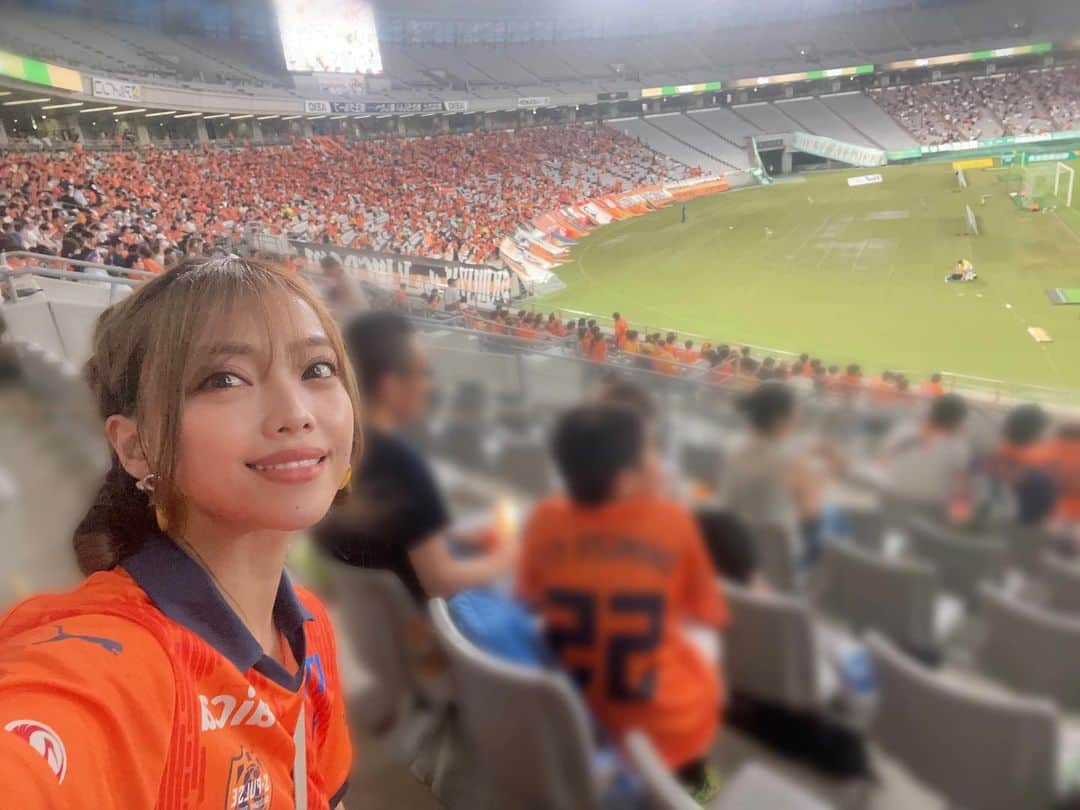 石川あんなのインスタグラム：「🍊🧡🍊🧡🍊  アウェイ味スタ！ ヴェルディに勝利✌️🔥  周り席ガラガラに見えるけど、ハーフタイム中です笑  清水サポいっぱいで、電車乗ってても東京じゃないみたいでした🥰 応援めちゃくちゃカッコいい🥁  まだ余韻に浸ってます🤭  #spulse #清水エスパルス #Jリーグ #味スタ #ヴェルディ」