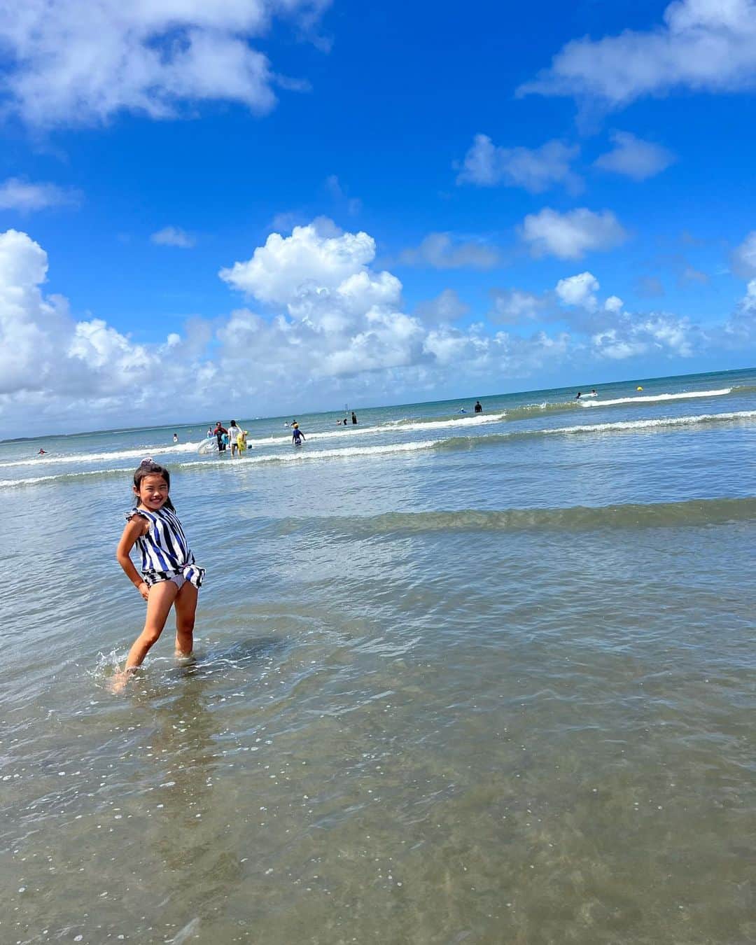 亜弥さんのインスタグラム写真 - (亜弥Instagram)「🌎 自分を水人と思っている人🩵💙 確かに。 ずっと水の中に居たね🐬  #6歳女の子 #海もプールも大好き #朝から晩まで #飽きずにプール三昧 #飛び込みも上手 #たまに溺れる #でも諦めない」8月8日 11時25分 - _ayaaa19_