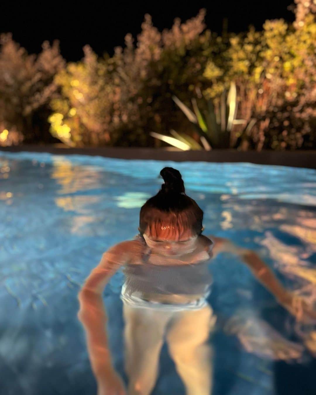 亜弥さんのインスタグラム写真 - (亜弥Instagram)「🌎 自分を水人と思っている人🩵💙 確かに。 ずっと水の中に居たね🐬  #6歳女の子 #海もプールも大好き #朝から晩まで #飽きずにプール三昧 #飛び込みも上手 #たまに溺れる #でも諦めない」8月8日 11時25分 - _ayaaa19_