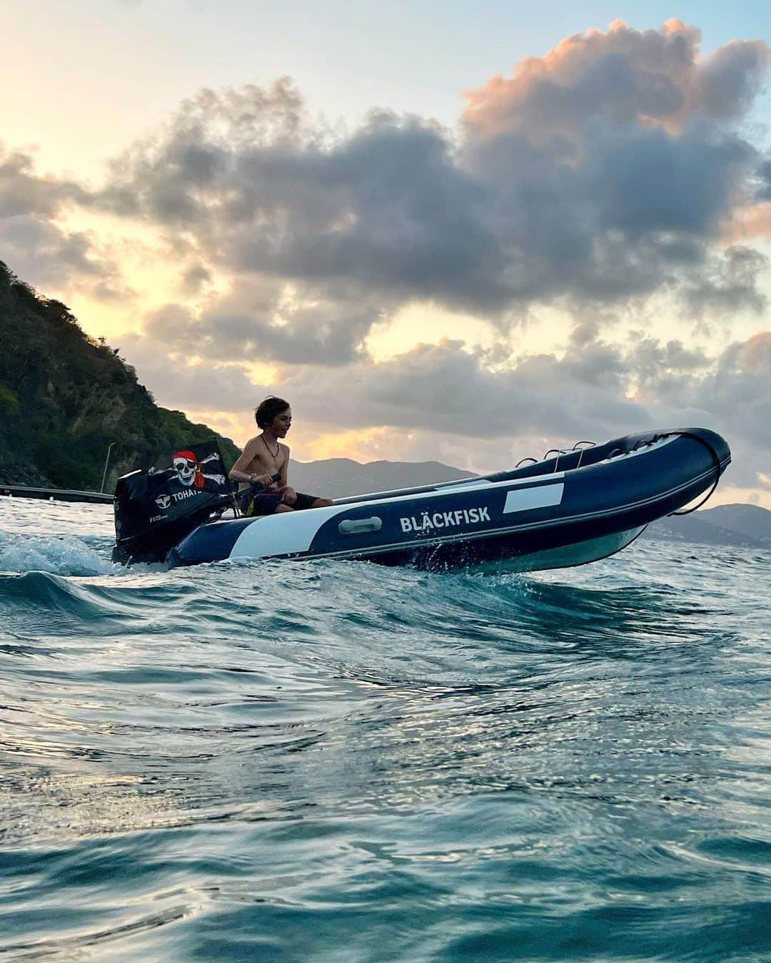 ジェシカ・シーバさんのインスタグラム写真 - (ジェシカ・シーバInstagram)「This summer was one of milestones 🪷 First jobs for Jack & Zoe, first driving permit, sailing in the British Virgin Islands for the bigs, softball and baseball wins, backyard harvests, endless pool dates and movie nights. Together. Lucky. ❤️」8月8日 11時26分 - mommasgonecity