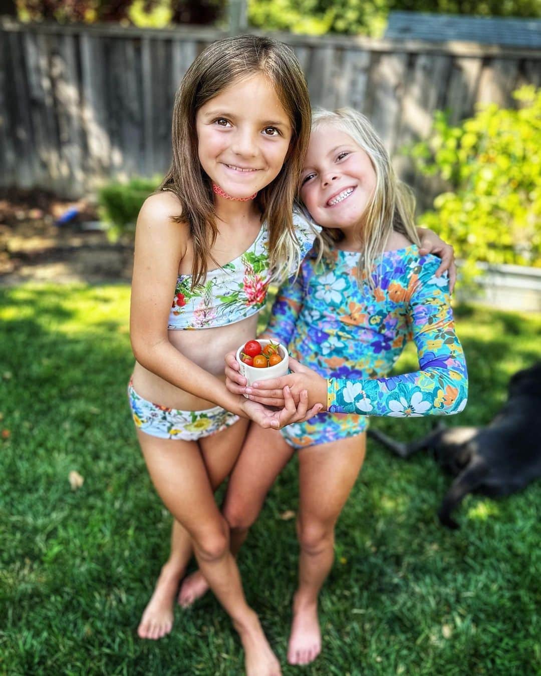 ジェシカ・シーバのインスタグラム：「This summer was one of milestones 🪷 First jobs for Jack & Zoe, first driving permit, sailing in the British Virgin Islands for the bigs, softball and baseball wins, backyard harvests, endless pool dates and movie nights. Together. Lucky. ❤️」