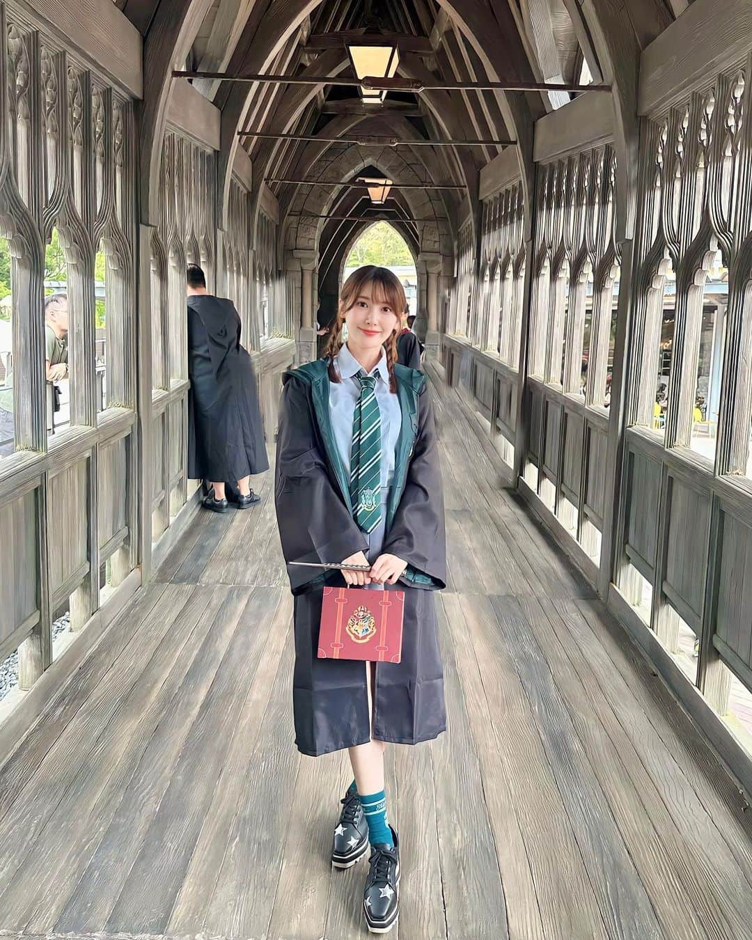 璃子のインスタグラム：「としまえんに新しく出来たハリーポッターのスタジオツアーに行ってきたよ🧙‍♀️🪄 . この日の為に賢者の石から見直しました！🪨 当日はスリザリン生に扮したよ🐍 沢山の撮影スポットがあってテンション上がりました！ . 友達がたくさんのアイテムを持ってきてくれて写真が更に映えた🦉 全て回るのに5時間くらいかかったけど、とーっても楽しかったです💚 #ハリーポッタースタジオツアー #としまえん #ワーナーブラザーズスタジオツアー」
