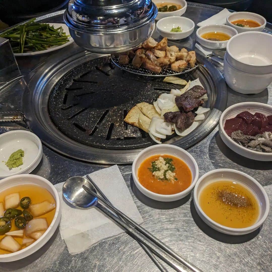近藤淳子さんのインスタグラム写真 - (近藤淳子Instagram)「ソウル出張4日間の滞在で、お世話になっている皆様と多彩な韓国料理をご一緒させていだきました。全体的に辛いだけではなくて、出汁系のやわらかな旨味や、すっきり淡麗な味わいもあって面白い食体験。日本酒市場が現地の高級和食だけではなく、韓国料理そのものにも対応できる可能性を確実に感じました✨        ◎三成駅ジョン《1枚目》  どんぐりのゼリー、タコ足の踊り食い、チヂミ（衣をつけて焼いていると素材は何でもOKらしい）など。まっこりを、ボールでいただく。ビールと焼酎をまぜた「ばくだん」という飲み方も。     ◎黄牛コプジャン《2枚目》サムギョプサル  数年ぶりの生レバー！なんといいますが、生生しい食感やジューシーな血の感じは、格別。  ホルモンの中でも、牛の小腸とみそ大蒜系のタレの相性が好き。     ◎ウァッセ《3枚目》サムギョプサル  ヌタウナギ、実は初めて。グロテスクなお姿は想像できないようにカットされて登場。     ◎スポンジボムのお昼お弁当《4、5枚目》  多種のキムチの味付けがパワフルなだけではなく、頼りがいのある甘味。一気に体力回復。     ◎朝ごはんのソルロンタン《6，7枚目》  牛骨の様々な部位を煮込んだ乳白色のスープ。素麺やごはんを入れて。コクがあるのにさっぱりしている不思議なスープ。ソルロンタン、このうえなく興味深々＾＾     感謝。  #韓国 #ソウルの食 #逆ホームシック」8月8日 11時36分 - kondo_junko_