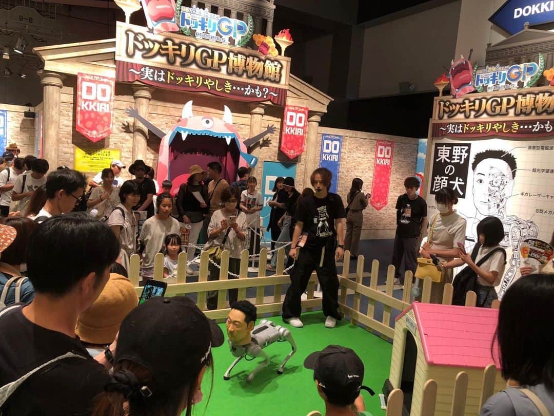東野幸治のインスタグラム：「東野の顔犬の周りに人人人。猿の惑星な感じ。」