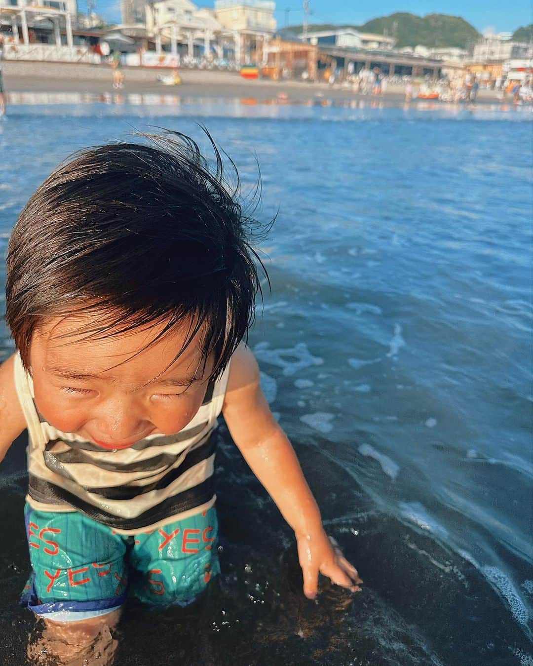 角田麻央さんのインスタグラム写真 - (角田麻央Instagram)「🩵🩵🩵 この笑顔が1番のエネルギーやな 海にいる時が1番自分らしくいれる 夏が似合う3歳児アワード私的No.1🌻 #夏休み #3歳男の子 #男の子ママ #👩‍👦」8月8日 11時45分 - maotsunoda888
