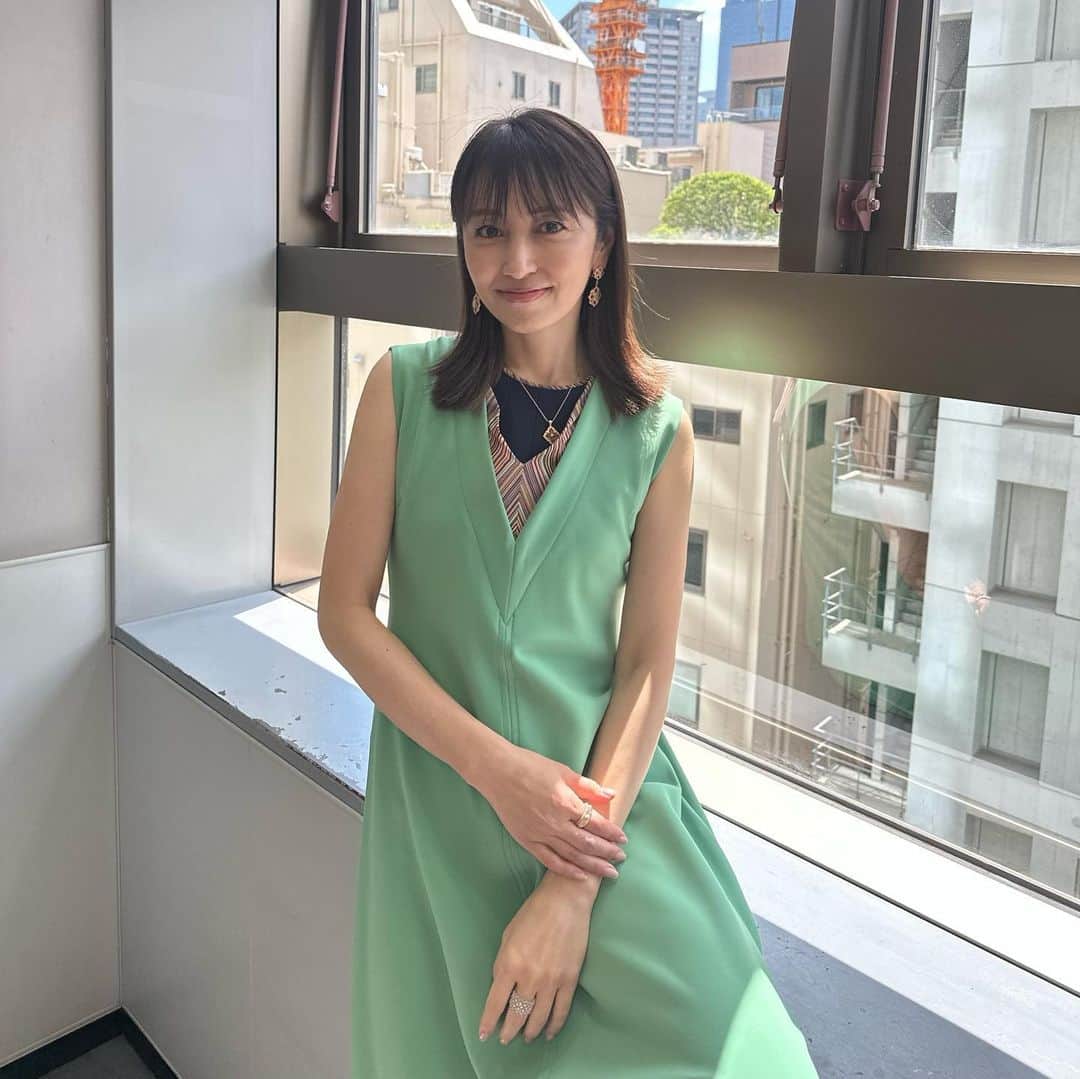 矢田亜希子のインスタグラム：「先週のラヴィット！衣装👗 先週はみんなで朝からものすごいハイテンションゲームしてたっけ、、、🤣🤣🤣 ワンピース👗 @paulsmithjapan ジュエリー💎 @buccellatimilan #ラヴィット#水曜日#tbs 明日もラヴィット！ ぜひご覧ください🫶」