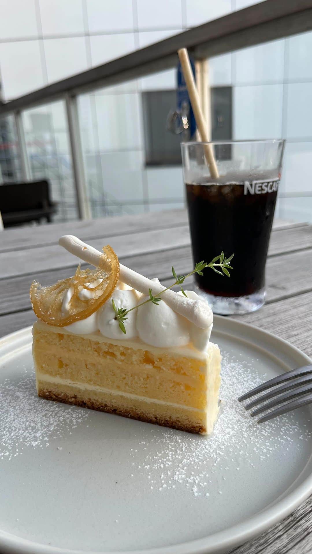 山神アリシアのインスタグラム：「@nescafe_jp で休憩☕️  レモンケーキ美味しかったよー🍋」