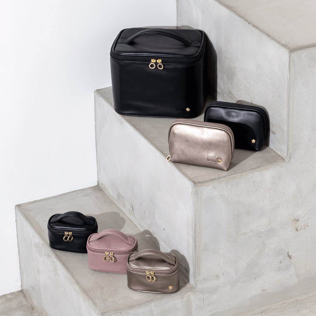 MARY QUANT officialのインスタグラム：「- マリークヮントのメイクアップマスターが プロデュースしたポーチが登場！ - ロゴの型押しに きらりと輝く デイジーが際立つシンプルなデザイン 内側のブランドネームも ブラック×ゴールドのスペシャルカラーに - サイズ感やポケットの仕様から カラー展開までこだわりが詰まった 全て新型のラインナップです - 画像2,3枚目 #ロゴメタルデイジーカスタムバニティ 画像4枚目 #ロゴメタルデイジーアコーディオンポーチ 画像5枚目 #ロゴメタルデイジーリトルバニティ - 商品詳細はプロフィールより オンラインショップをチェックしてみて - #MARYQUANT #マリークヮント #メイクアップマスタープロデュース #メイクアップマスター #バニティ #ミニポーチ #ポーチ #コスメポーチ #化粧品ポーチ」