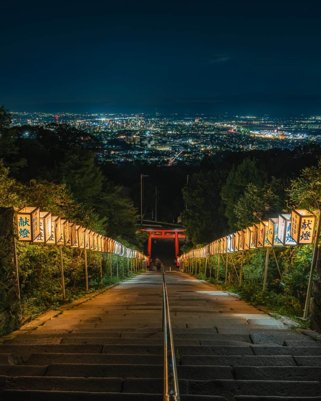 旅行比較サイト・トラベルコ 理想の旅を、いちばん安く。のインスタグラム：「#高良大社 / 福岡  久留米の夏の風物詩でもある、高良大社（こうらたいしゃ）の献灯祭が8月31日まで開催中。  131段の石段の両側にある灯籠に灯りがともされ、なんとも幻想的な空間に…🌙✨  高良大社展望所からは美しい夜景も楽しめます。  ●高良大社 献灯祭 開催日：2023年8月1日(火)～31日(木) ※最新情報は高良大社公式サイトにてご確認ください ━━━━━━━━━━━ 📍 #高良大社 （福岡県久留米市） ━━━━━━━━━━━  Photo: @ryh.photo さん 素敵な写真をありがとうございます💛  ********** あなたが旅先で出合った素敵な風景に #トラベルコ または #travelko をつけて投稿してみてください📷 こちらのアカウントで紹介させていただくかも！  投稿を見て「行きたい！」と思ったら保存でクリップ。 フォロー＆いいねもお願いします🌟  ********** 国内海外1500以上の旅行サイトをまとめて比較！ 旅行の最安値を探すなら「トラベルコ」  プロフィール欄のURLから早速検索🔍 @travelko_official  #献灯祭 #高良大社献灯祭 #ライトアップ #久留米 #fukuoka #福岡 #福岡県 #福岡旅行 #福岡観光 #国内旅行 #日本の絶景 #japantrip #japantravel #絶景 #フォトジェニック #ファインダー越しの私の世界 #誰かに見せたい景色 #旅行好きな人と繋がりたい #写真好きな人と繋がりたい #女子旅 #一人旅 #旅行好き #旅 #旅行 #観光 #trip #travelko #トラベルコ」