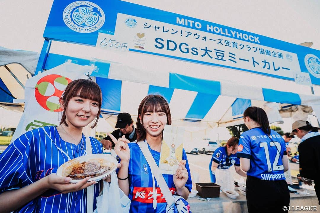 Ｊリーグさんのインスタグラム写真 - (ＪリーグInstagram)「スタグル×サポーター🍖🍧  スタグルはスタジアム観戦の楽しみの1つですよね😊  みなさんがおすすめするスタグルをぜひコメントで教えてください✍️  #ガンバ大阪 #サンフレッチェ広島 #FC東京 #サガン鳥栖 #アビスパ福岡 #レノファ山口FC #水戸ホーリーホック #大宮アルディージャ  #Jリーグ #jleague #サッカー #soccer #football #J30」8月8日 12時00分 - jleaguejp