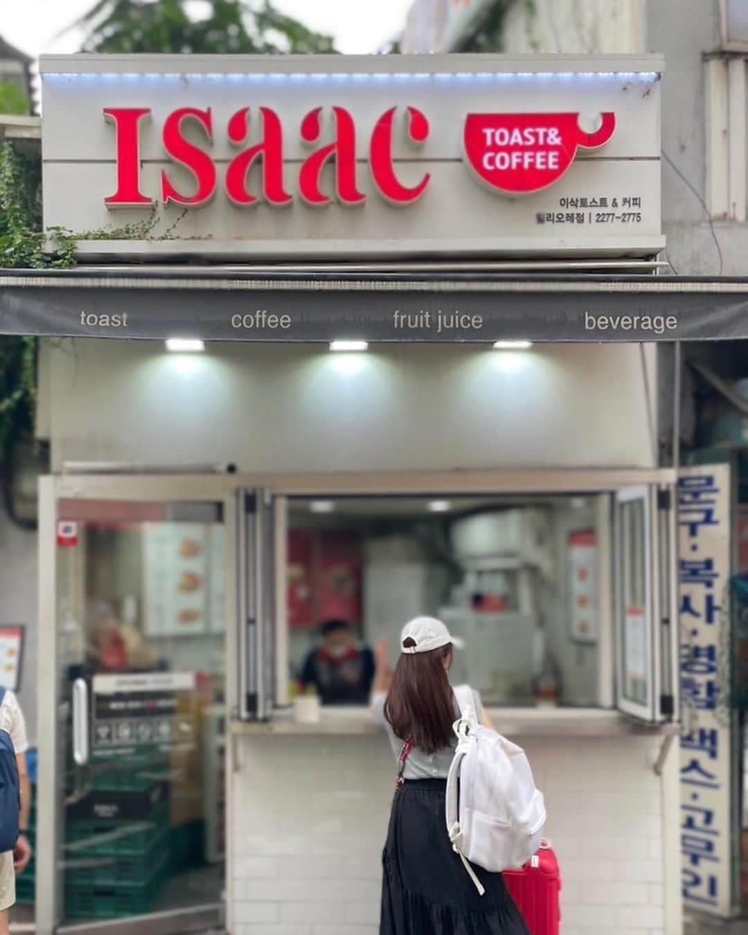 大井智保子のインスタグラム：「韓国morning🥪  東大門のISAAC TOAST&COFFEE  明洞ではだいたい行列ができているらしいんですが、東大門は並ばず買えました🍞 帰る日の朝8:30頃🫶  写真もあるし日本語もメニューに書いてあるから悩まずオーダー✨ 卵・ハム・チーズのシンプルな3番にしたよぉ🤤  甘じょっぱなホットサンドおいしかったー🤤  ここは次の渡韓も絶対行くー❣️  #韓国 #seoul #ソウル #東大門 #東大門グルメ  #韓国朝ごはん #韓国モーニング #seoulmorning #seoulbread #isaactoast #isaactoastandcoffee #isaac #イサックトースト #イサックトースト東大門」