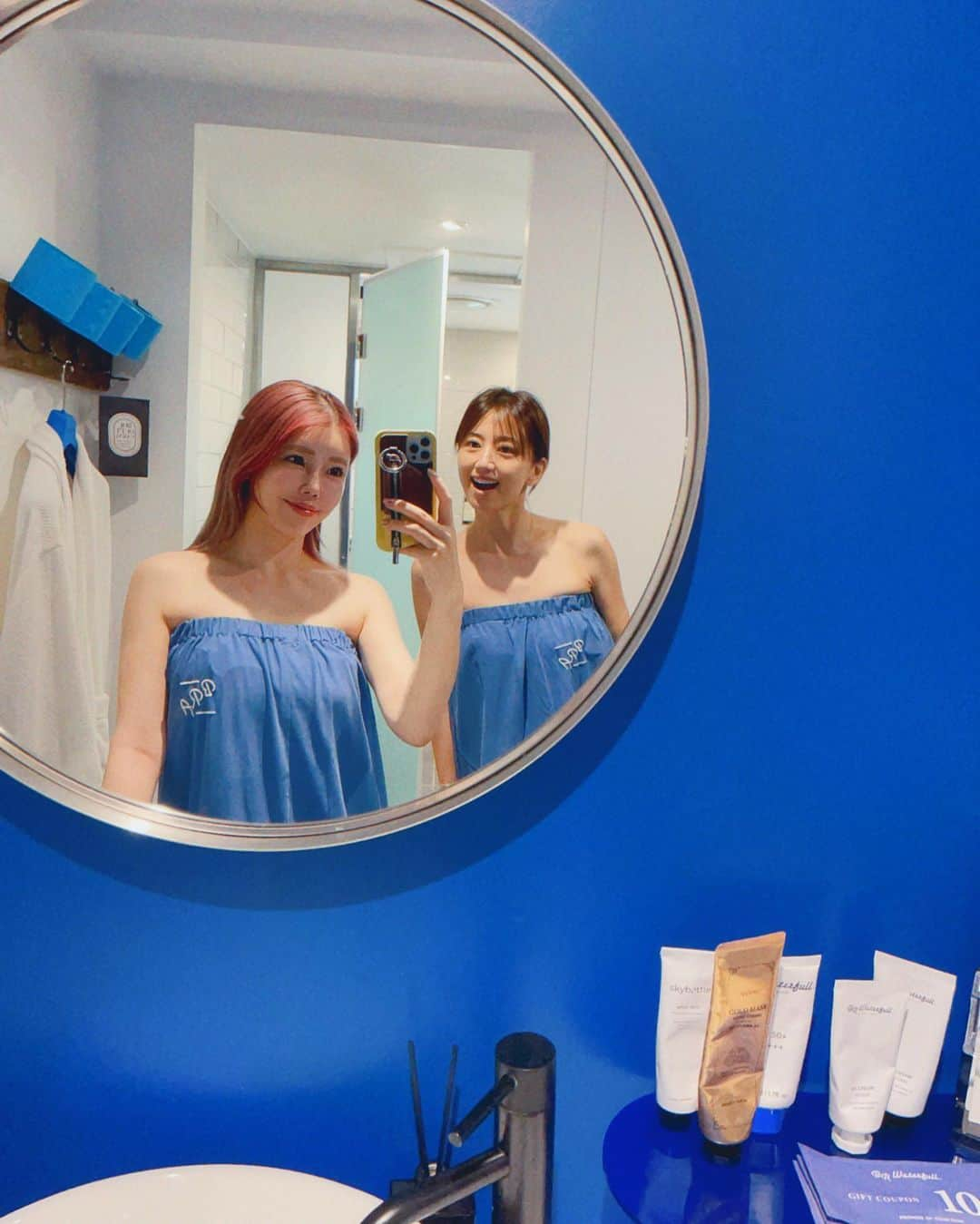 住谷杏奈さんのインスタグラム写真 - (住谷杏奈Instagram)「･ 韓国女子旅2日目は美容day💆🏻‍♀️🫶 ･ 朝から狎鴎亭にあるBRエステティックさんにお邪魔しました🤗  @br_aesthetic_jp ･ ここの大人気フェイシャルコース K-YURI機械経絡ケアを初体験🐶 ･ 友達同士同じ部屋で受けられるから、 女子旅にも最適サロン✨ ･  東原さんとブルーのてるてる坊主に着替えて、 施術スタート💙 ･ ･ まずは3枚目の動画のようなマシンを使って 顔の筋肉をほぐしてくれるんだけど、 このマシンはBRエステティックが独自に開発した "K-YURI機械"というマシンなの🤲 ･ 通常ハンドだと ゴリゴリ耐えられないような痛みらしいのだけど、 このマシンのおかげで全く痛くなく、 非対称の顔を正常に整えつつ小顔に仕上げてもらいました🤲 ･ ･ 顔以外に頭も首もマッサージしてほぐしてくれるので 至れり尽くせり☺️ ･ ･ 最後はパックで仕上げていただき、 ツルピカになってフィニッシュ🫶 ･ ･ この90分のコースで165000₩🇰🇷 日本にも欲しいー🥹 次回の渡韓でもリピ決定❣️ ･ 5枚目は施術を担当してくださった 韓国のゴッドハンド"カン･ユリ"医院長🫶 ･ 私は1回では全てほぐしきれないほど、 顔の筋肉が凝り固まっていたらしい🥲 ･ ･ クリニックでの肌のケアも大切ですが、 顔の地盤を整えるケアも定期的にしないとなと感じました💦 ･ ･ 私たちが顔の施術をしている間、 娘は楽しみにしていた夏休みの間だけのネイルを💅 ･ 同じサロンでネイルもできちゃいます💅 ･ ･ みんな綺麗にしてもらった後は、 近くにあるアワビ参鶏湯のお店で健康ランチ🍚 ･ 身体に染み渡る～🫶」8月8日 12時02分 - annasumitani