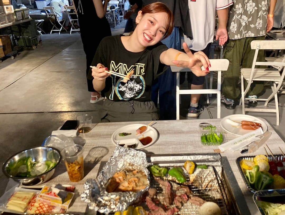 飯窪春菜のインスタグラム：「🍖  BBQとか夏らしいことしたいなー、って話をしていたら 明日行こう！ってトントン拍子で話が進んで実現した日☺️  夏できて良かった！ 暑過ぎる毎日だから夜BBQがちょうど良いですね😌🔥  皆さんは夏らしいこと何かしましたか？？☀️  今はミュージカル「浜村渚の計算ノート」の稽古の日々なのですが、カンパニーみんな仲良く和気藹々としていて楽しいです🥰 公演に向けて頑張るぞ〜！！  #持ち込みBBQ」