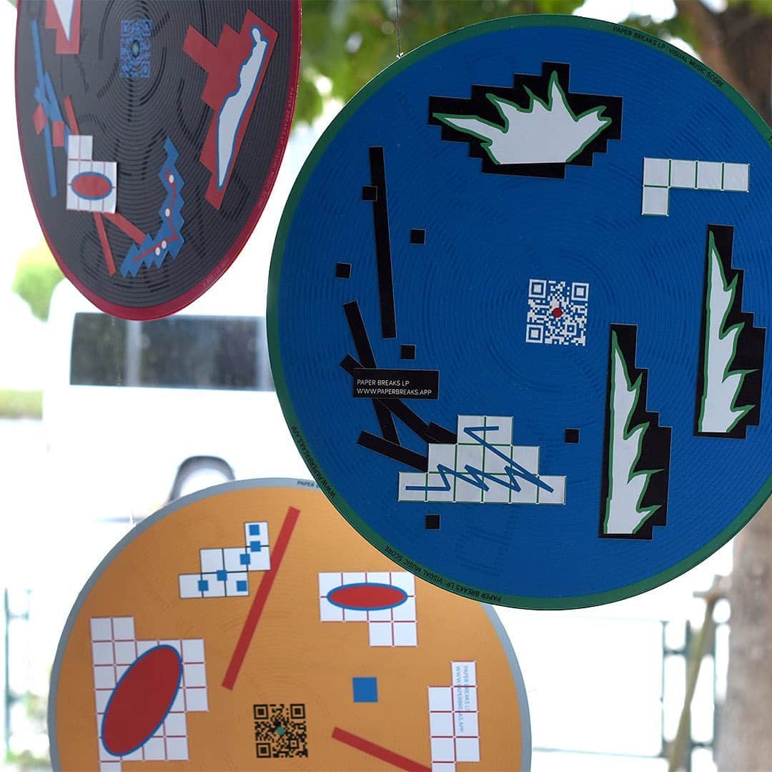 LIVING MOTIFのインスタグラム：「. ショップイベント｜SUPER PAPER WORKSHOP 参加クリエイターによる作品をご紹介します。  坂本 俊太(NEW) PAPER BREAKS LP ペーパーブレイクス  ペーパーブレイクスは、ちぎった紙を並べて作るレコード型のビジュアル楽譜です。 レコード盤のような台紙に、色とりどり、様々な形の紙の破片をレイアウトしながら、視覚的に音楽を作る試みです。ぜひ、レコード盤中央のQRコードにスマートフォンのカメラをかざしてみてください。  専用のウェブアプリのカメラが起動します。カメラでレコード盤を写すと、紙の破片たちが音符として読み取られ、短いループ音楽に変換され再生されます。見た目から想像される音と実際の音。そのギャップもペーパーブレイクスの楽しみのひとつです。  ーーーー 8/26(土) ワークショップ開催 PAPER BREAKS LP ペーパーブレイクス｜坂本 俊太(NEW)  お申し込みはプロフィールのリンクからご覧ください。 @livingmotif  ーーーーーーーー  SUPER PAPER WORKSHOP 期間：2023年8月3日(木) - 9月13日(水) ＊8月11日(金)〜15日(火)は夏期休業とさせていただきます。 場所：リビング・モティーフ 1F ーーーーーーーー  #livingmotif #リビングモティーフ #superpaperworkshop #福永紙工 #fukunaga_print #superpapermarket #坂本俊太 #sakamotoshunta #neeeewjp」