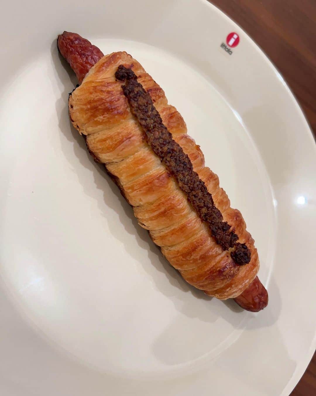 上村祐翔さんのインスタグラム写真 - (上村祐翔Instagram)「ソーセージクロワッサン🥐デニッシュ生地にソーセージなんて……バターと肉汁でジュワッとなるのが最高なのです！そして上に乗っているマスタードが良いアクセントに✨ごちそうさまでした😋 #ウエムラ今日もパン祭り」8月8日 12時09分 - u_yuto.pan