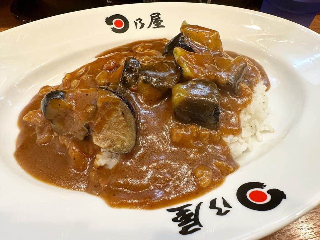 まえちゃんねるのインスタグラム：「今日のランチは、たっぷり茄子カレー🍛 茄子うまっ🍆本日はやることてんこ盛りで午後はきっと眠くならないはず！  #ランチ #今日のランチ #たっぷり茄子カレー #茄子カレー #カレー #カレーライス #日乃屋 #🍛」