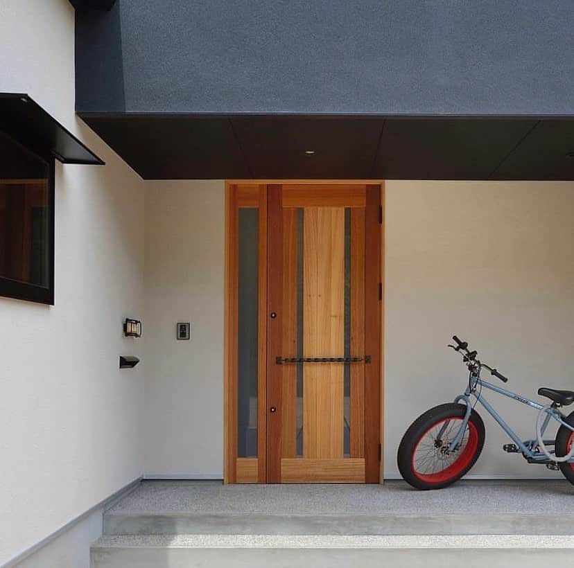 大和建設株式会社さんのインスタグラム写真 - (大和建設株式会社Instagram)「・ オリジナルの玄関ドア  オリジナルで製作する木製ドアは、ドアの形はもちろんアイアンのデザイン等自由にお造りいただけます。 ・ ・ ・ 大和建設株式会社 羽島のアトリエ　『住まいの相談所』 ☎︎℡ 086(476)9055 ・ ・ ・  #大和建設 #倉敷市注文住宅  #リノベーション  #平屋  #倉敷完成見学会  #ハウスガードシステム #腐らない柱 #庭のある暮らし #びおソーラーの家  #木の家 #造作家具 #造作建具 #倉敷の家  #暮らしを豊かにする家づくり #植物のある暮らし  #マイホーム #注文住宅 #岡山県注文住宅  #岡山市注文住宅  #総社市注文住宅 #笠岡市注文住宅 #井原市注文住宅 #和モダン #パッシブデザイン #木造住宅#岡山の工務店#倉敷工務店#倉敷モデルハウス#笠岡分譲住宅#庭」8月8日 12時09分 - daiwakensetsu